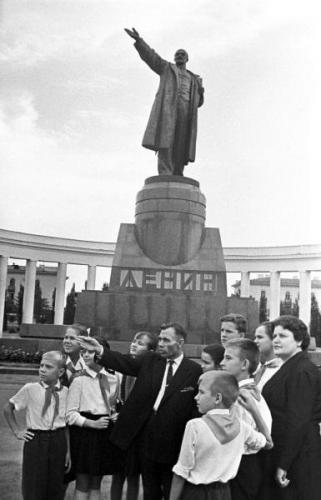 Афанасьев И.Ф. и пионеры на экскурсии на площади Ленина